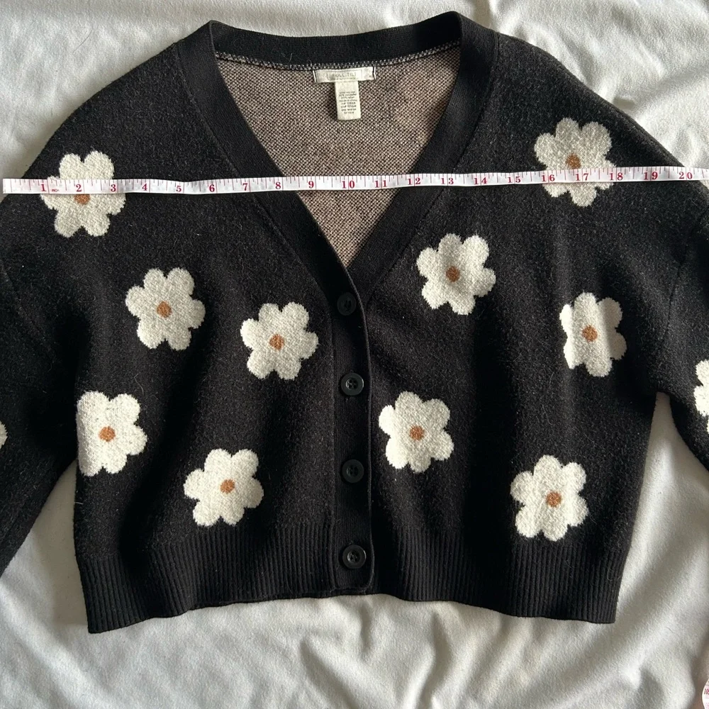 Full Tilt Black Cardigan with White Floral Design - Picture 5 of 6
